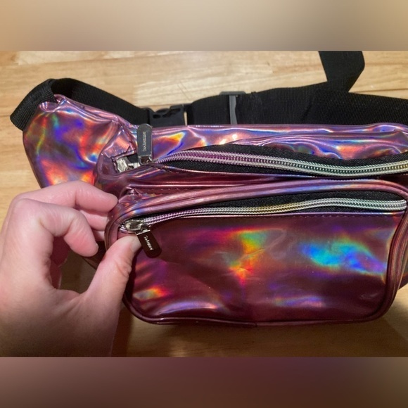 Sojourner Fanny pack in a iridescent pink color. 2 big pockets with zippers - Picture 6 of 7